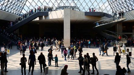 Gut gefüllt. Die Eingangshalle vom Louvre in Paris.