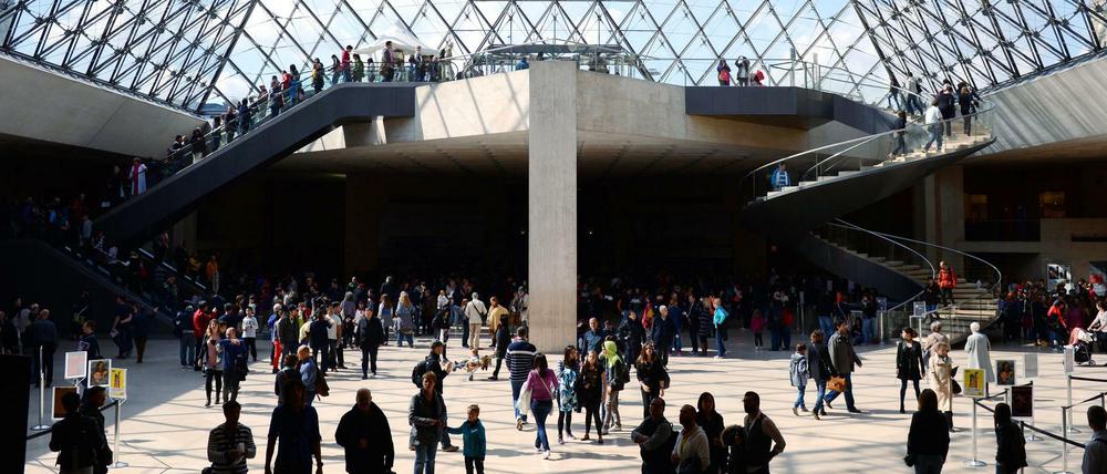 Gut gefüllt. Die Eingangshalle vom Louvre in Paris.