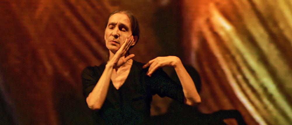 Pina Bausch (1940–2009) tanzt ein Solo in ihrem Stück „Danzón“, das 1995 uraufgeführt wurde und bis heute auf dem Spielplan steht.