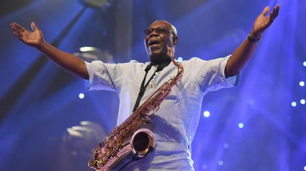 Jazz-Saxophonist Manu Dibango bei einem Konzert 2018 in Abidjan.