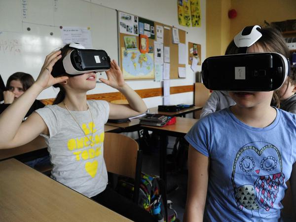 Boah Alter. Greta und Lilly von der Ruppin Grundschule in Friedenau testen eine Virtual-Reality-Brille des Konzerthauses.