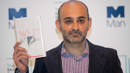 Mohsin Hamid mit seinem Buch "Exit West", das es auf die Shortlist des Man Booker Preises geschafft hat.