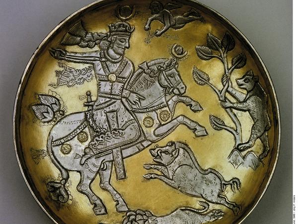 Jagdschale7./ 8. Jh. n. Chr., Silber, vergoldet. Bei dieser Darstellung muss es sich um einen König auf der Jagd handeln, darauf deutet die typische Sichelkrone. 