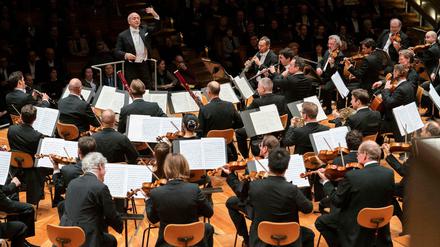 Die Streicher sitzen hinten: Iván Fischer dirigiert die BErliner Philharmoniker