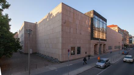 Die Fassade der Komischen Oper. Linkerhand soll der Erweiterungsbau für die Bühne entstehen.