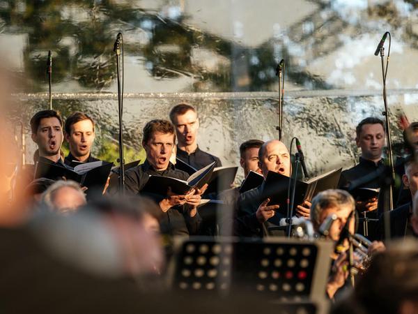 Mitglieder des Kiev Municipal Chamber Choir bilden den Männerchor bei Schostakowitschs Symphonie. 