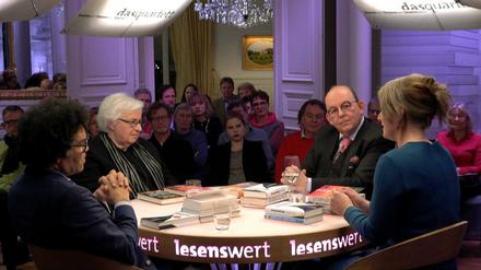 Denis Scheck in seinem SWR-"Lesenswert"-Literaturtalk, links Ijoma Mangold, Sigrid Löffler und rechts Insa Wilke.