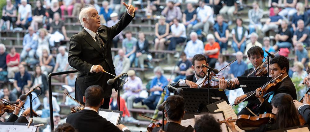 Daniel Barenboim dirigiert sein West-Eastern Divan Orchestra in der Waldbühne.