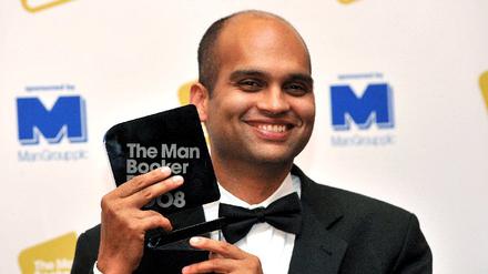 Aravind Adiga, als er vor zwölf Jahren den Booker-Prize für seinen Roman "Der weiße Tiger" entgegennehmen durfte.