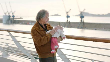 Zwei Generationen: Großvater Daniel (Gérard Meylan) und die kleine Gloria vor der Hafenkulisse von Marseille.