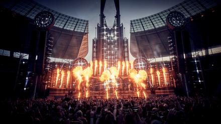 Feuerzauber: Die Bühne des Olympiastadions am Sonnabendabend beim Rammstein-Konzert.