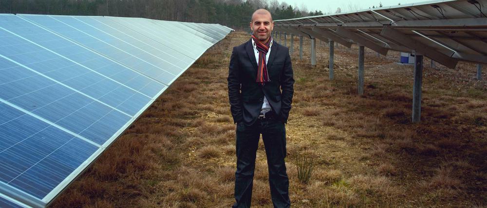 Amir Roughani ist ein erfolgreicher Unternehmer mit leichter Skepsis gegenüber der Energiewende. Aber das hindert ihn nicht daran, in den Wandel zu investieren. Mit seiner Geschichte trägt er den Energiewende-Film "Power to Change". 