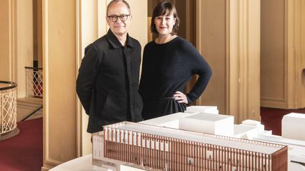 Philip Bröking und Susanne Moser mit dem Modell des Anbaus für die Komische Oper.