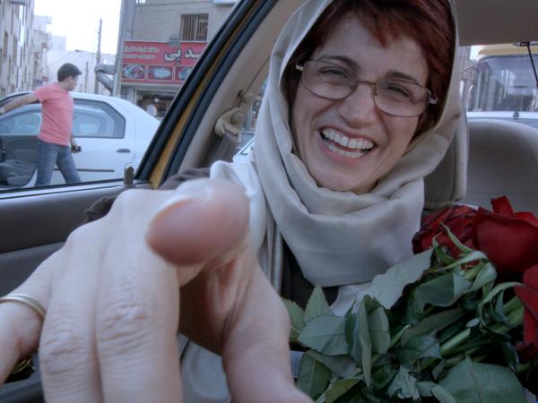 Nasrin Sotoudeh wird in „Taxi Teheran“, dem Bären-Gewinnerfilm von 2015, von Jafar Panahi durch die Stadt kutschiert und erklärt ihm ihre Arbeit als Menschenrechtsanwältin. 