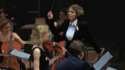 Die 27-jährige Dirigentin Margaryta Hrynyvetska leitete das Konzert.