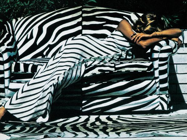 Pool und Streifen. Helmut Newtons Modefotos reflektieren die Ästhetik einer vergangenen Ära.