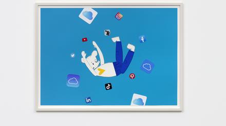 Who der Bär fällt aus einem Handybildschirm mit diversen quadratischen App-Icons. Das Werk trägt den Titel „Who's in the Clouds?“.