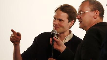 Quatschen mit Knut. Moderator Elstermann im Gespräch mit dem Schauspieler Fabian Hinrichs (links).
