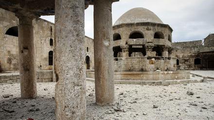 Die Schäden am syrischen Kulturerbe sind überall groß, nicht nur in Palmyra und Aleppo, sondern auch in der Provinz, wie hier in Maaret A-Numan, wo es die Moschee schwer getroffen hat (2012). Viel junge syrische Experten forderten auf der Unesco-Konferenz zu Syrien im Auswärtigen Amt die Einbezieung lokaler Gruppen, die oft unter Lebensgefahr sich für den Schutz des Kulturerbes engagierten. 