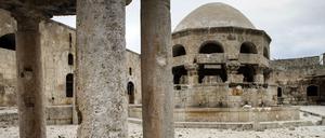 Die Schäden am syrischen Kulturerbe sind überall groß, nicht nur in Palmyra und Aleppo, sondern auch in der Provinz, wie hier in Maaret A-Numan, wo es die Moschee schwer getroffen hat (2012). Viel junge syrische Experten forderten auf der Unesco-Konferenz zu Syrien im Auswärtigen Amt die Einbezieung lokaler Gruppen, die oft unter Lebensgefahr sich für den Schutz des Kulturerbes engagierten. 