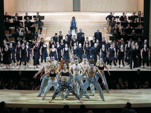 Szene aus der Inszenierung "The Bassarids" ("Die Bassariden") an der Komischen Oper Berlin.