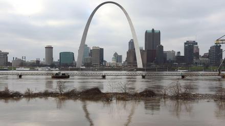 Im Spiegel der Fluten. Das Wahrzeichen von St. Louis, der Gateway Arch, umgeben vom Rekordhochwasser des Mississippi im Dezember 2015. 