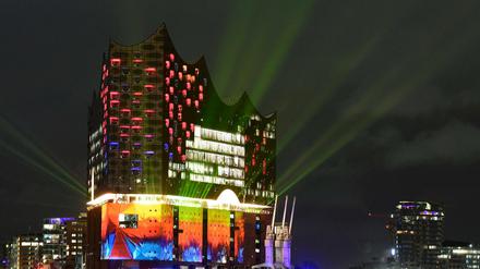 Spektakuläre Lightshow: Die Musik im Inneren der Elbphilharmonie wird per Algorithmus in Lichtspiele auf der Fassade umgesetzt.