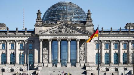 Dem Deutschen Volke - der Bundestag ist die gewählte Volksvertretung.