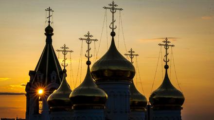 Die Sonne geht hinter einer Kirche in Nischni Nowgorod unter.