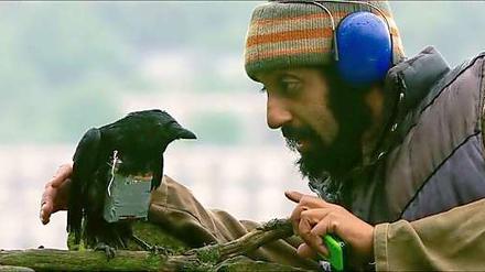 Gotteskriegerin, flieg. Faisal (Adeel Akhtar) trainierte die Krähe.
