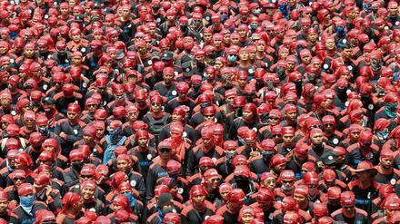 In Jakarta in Indonesien protestieren Arbeiter gegen Arbeitsbedingungen.