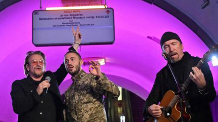 Bono (links) und „The Edge“ treten gemeinsam mit Antytila (Mitte), einem ukrainischen Musiker und jetzigem Soldaten in einer U-Bahn-Station im Zentrum der ukrainischen Hauptstadt Kiew auf.
