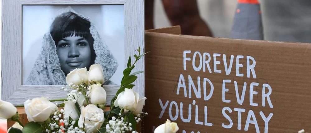 Fans gedenken Aretha Franklin am Hollywood Walf of Fame mit Blumen und Plakaten.