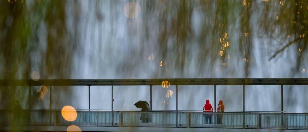 Entspannte Feiertage überall: Spaziergänger trotzen dem Regenwetter in Wolfsburg