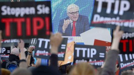 Proteste gegen TTIP während einer Rede von Bundesaußenminister Frank-Walter Steinmeier bei einer SPD-Wahlkampfveranstaltung zur Europawahl.
