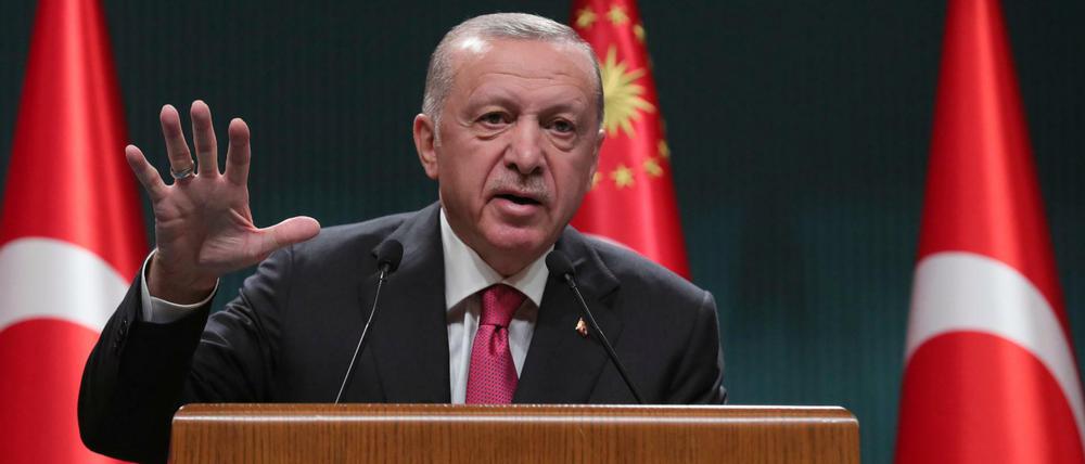 Um den schlechten Umfragewerten etwas entgegenzustellen, unterdrückt Recep Tayyip Erdogans Regierungspartei AKP angeblich "unmoralische" Kultur. 
