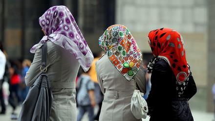 Junge Musliminnen mit Kopftuch fühlen sich in Deutschland selbst in Gruppen manchmal fremd.