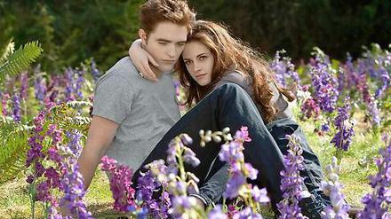 Ewige Liebe: Im letzten Film der Twilight-Saga macht Edward (Robert Pattinson) seine Bella (Kristen Stewart) zum Vampir.