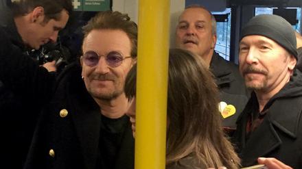 Zurückbleiben bitte. Bono Vox (links) und Gitarrist David Howell Evans "The Edge" von U2 in der Berliner U2. 