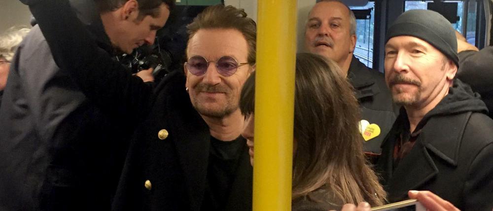 Zurückbleiben bitte. Bono Vox (links) und Gitarrist David Howell Evans "The Edge" von U2 in der Berliner U2. 