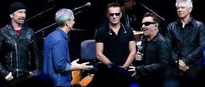Bono und seine Kollegen von U2 plaudern mit Apple-Chef Tim Cook bei der Präsentation des neuen iPhones im kalifornischen Cupertino.
