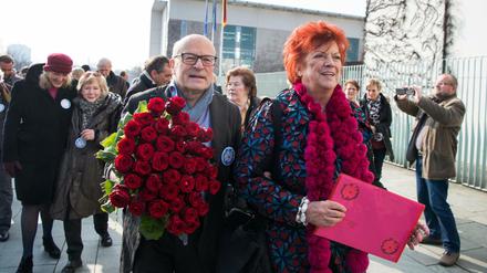 Regina Ziegler (r) und Volker Schlöndorff übergeben am Weltfrauentag am Bundeskanzleramt in Berlin einen Brief und einen Blumenstrauß für Bundeskanzlerin Merkel, als Dank für ihre Flüchtlingspolitik. 