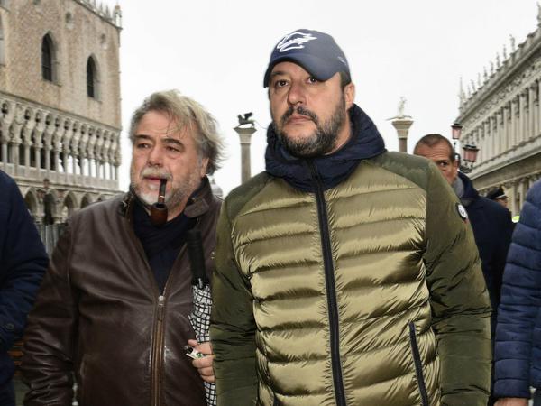 Auch Matteo Salvini (r), Parteisekretär der Lega Nord Italiens und ehemaliger Innenminister des Landes, besuchte Venedig im Hochwasser. 