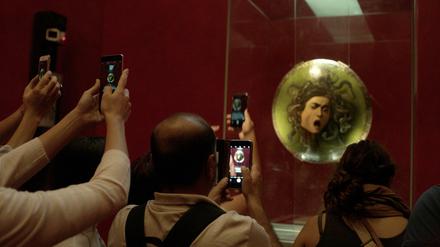 Kunst, die begeistert. Besucher fotografieren "Die Medusa" von Caravaggio.