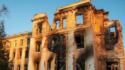 Blick auf die Fassade eines durch Beschuss beschädigten Gebäudes in Charkiw in der Ukraine.
