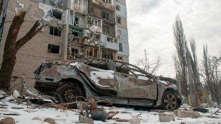 Ein zerstörtes Auto in Charkiw, Ukraine.