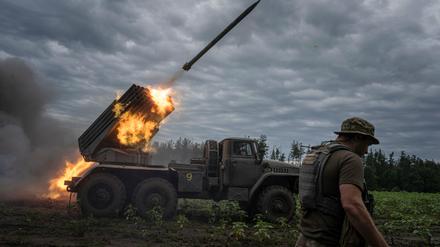 Ein ukrainisches Mehrfachraketenwerfersystem, schießt auf russische Stellungen an der Frontlinie in der Region Charkiw. 