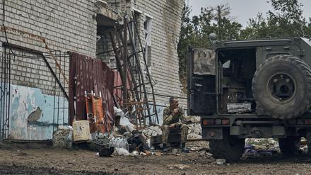 Ein ukrainischer Soldat macht eine Pause, um sich in dem befreiten Gebiet in der Region Charkiw, Ukraine, auszuruhen. 