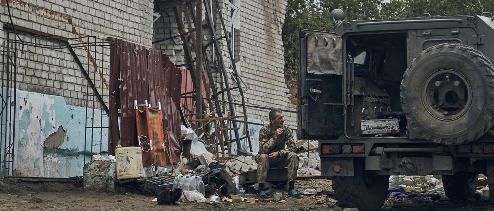 Ein ukrainischer Soldat macht eine Pause, um sich in dem befreiten Gebiet in der Region Charkiw, Ukraine, auszuruhen. 