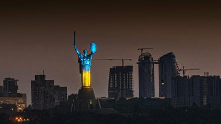 Das Mutterlandsdenkmal wurde am Mittwoch im Rahmen des ukrainischen Unabhängigkeitstags in den Nationalfarben der Ukraine angestrahlt.